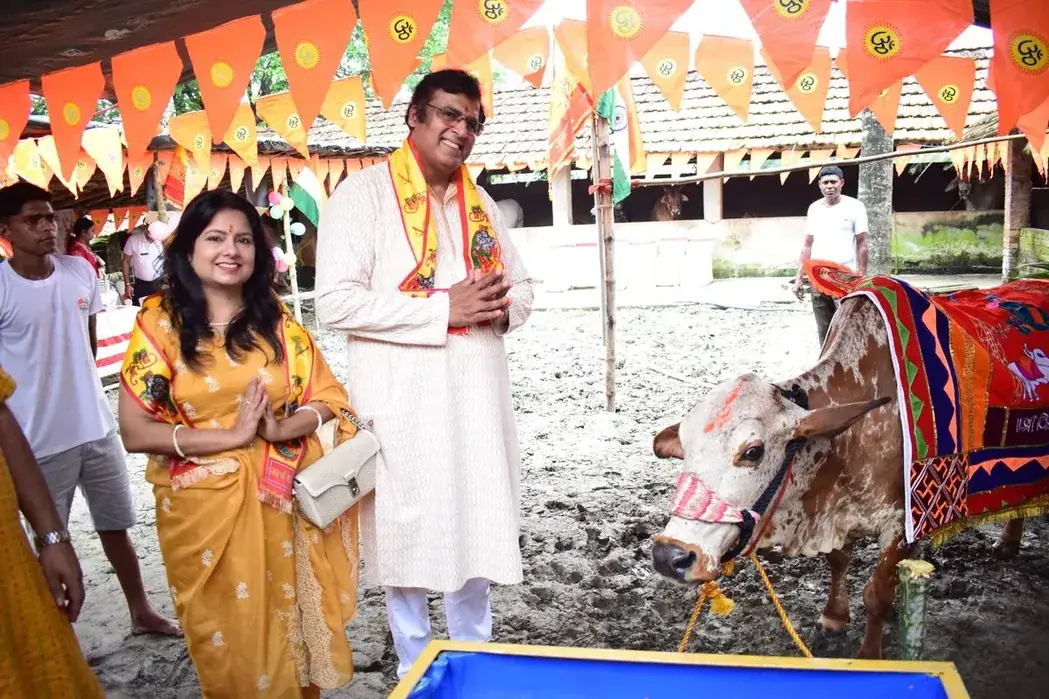 Sevaks standing with Gau Mata under the festival bunting